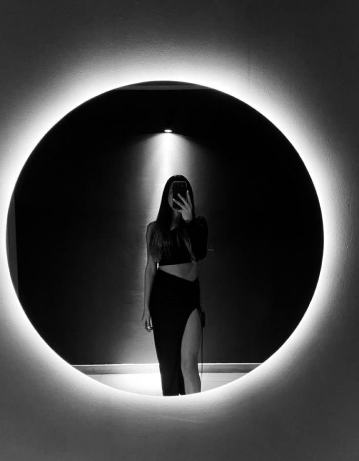 black mirror selfie dp aethetics for cool girl
