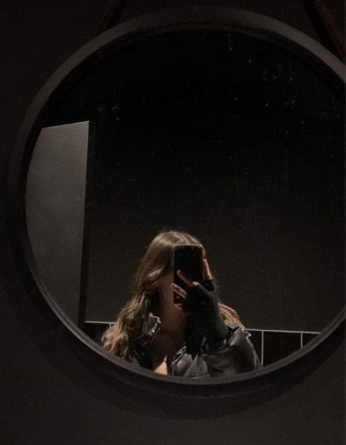 black mirror selfie dp aethetics for girl 4k