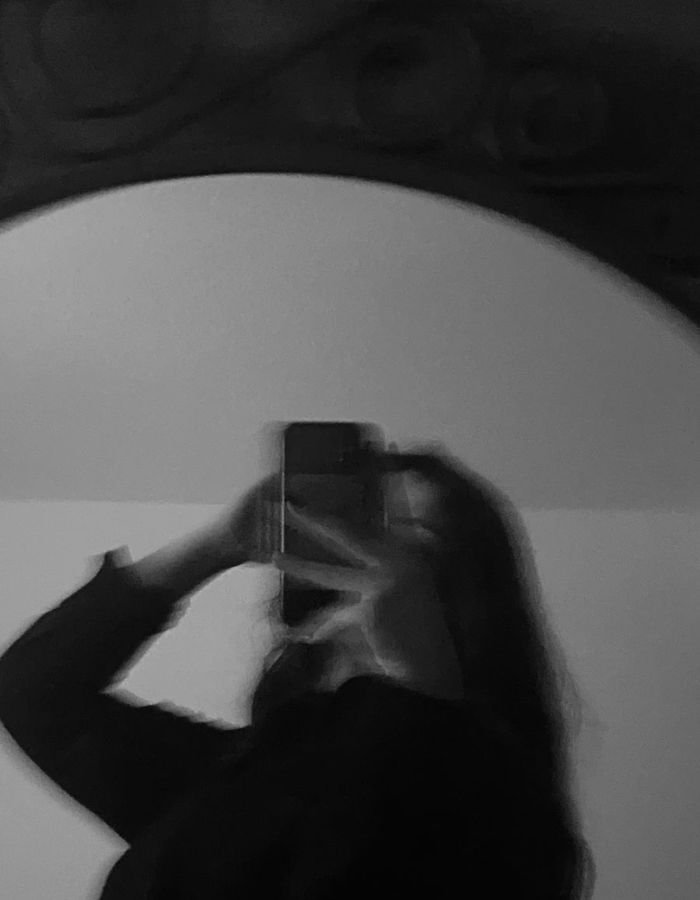 black mirror selfie dp aethetics for girl full hd