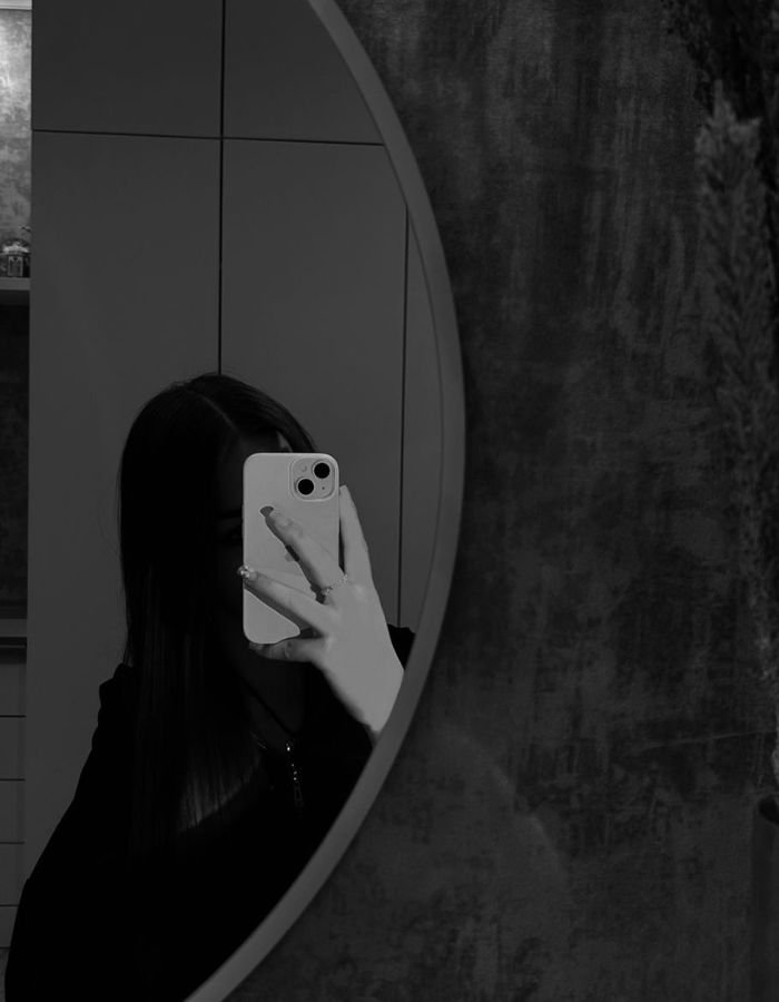 black mirror selfie dp aethetics