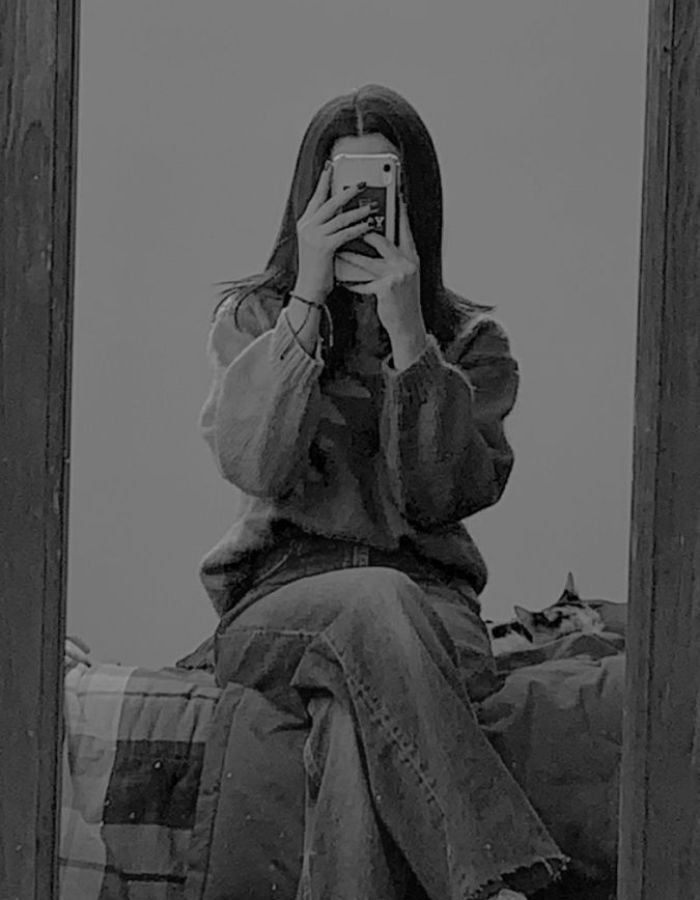 black mirror selfie dp image aethetics