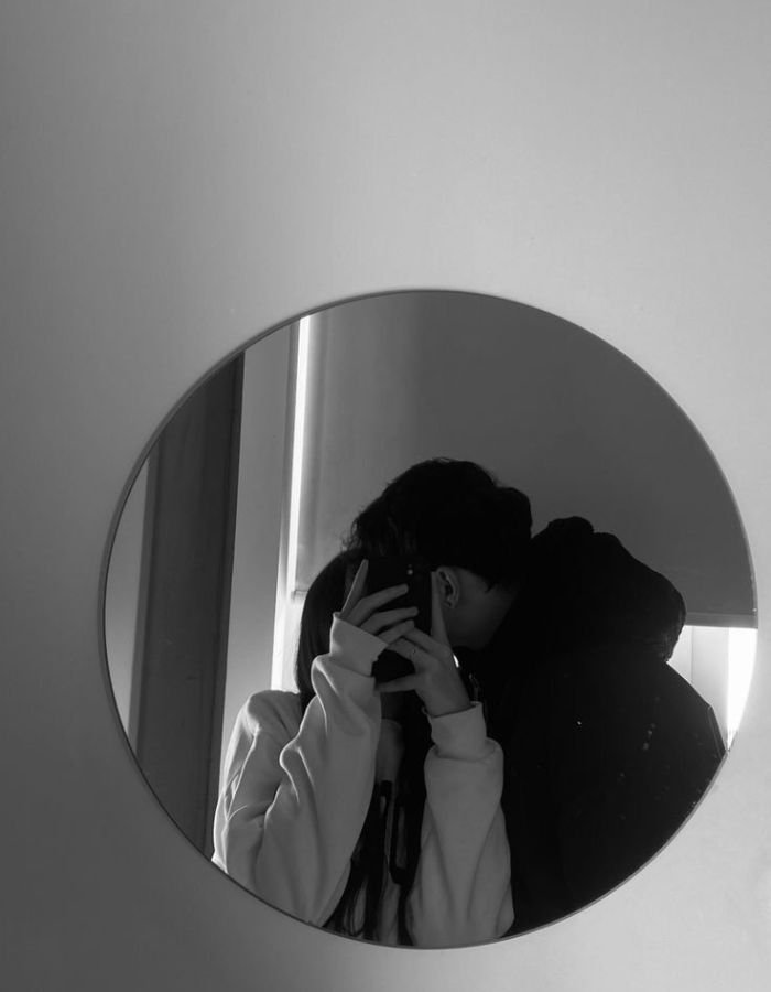 black mirror selfie dp image couple