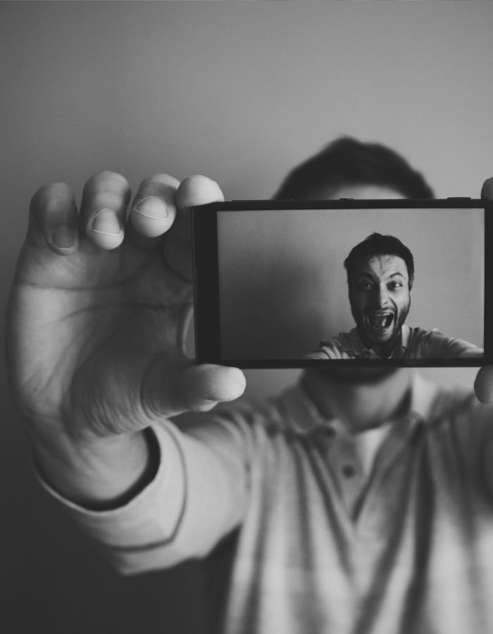 black mirror selfie dp image hd