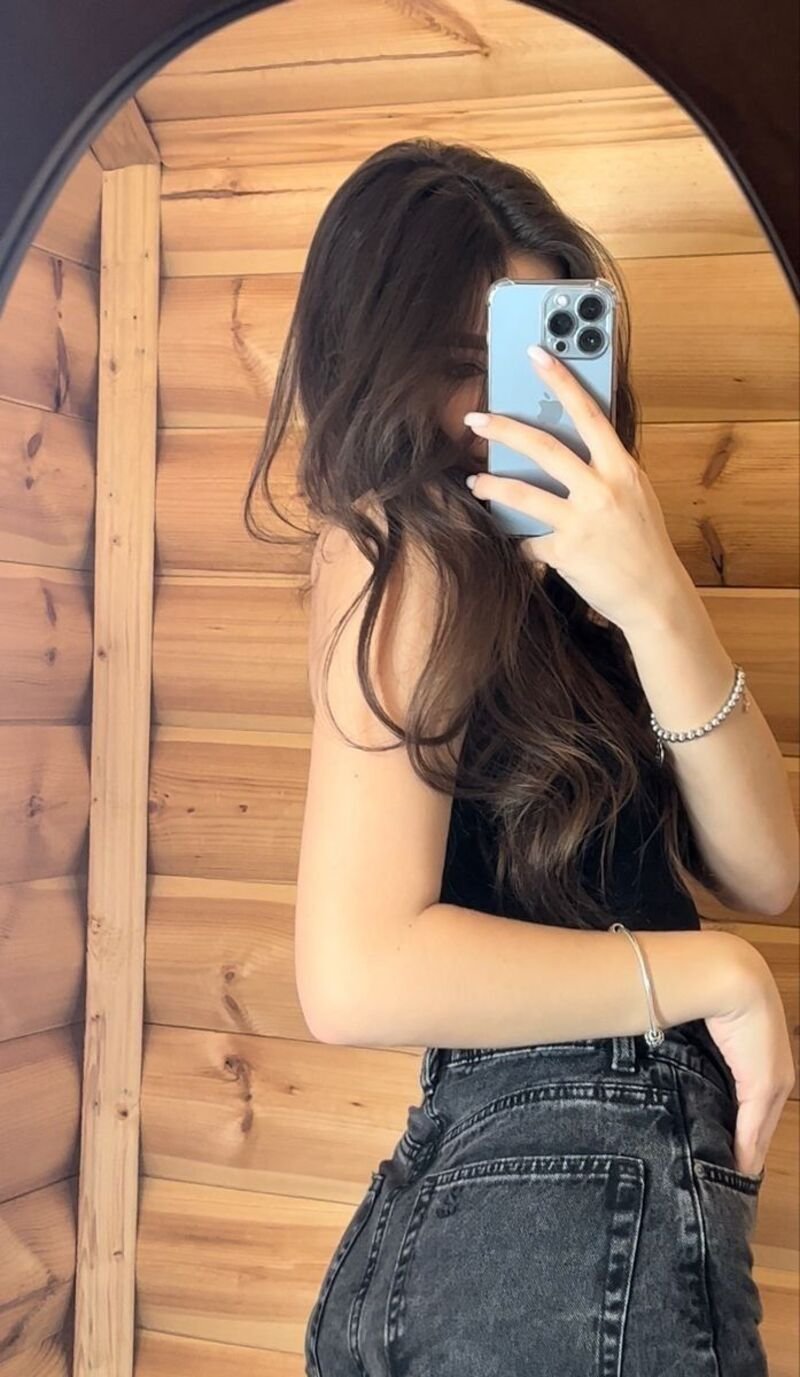mirror selfie girl 3